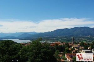 Dal belvedere di Azzate il lago di Varese ed il Campo dei Fiori