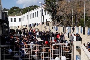 Centro accoglienza a Lampedusa