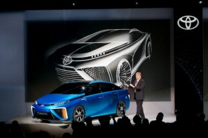 La Toyota presenta la sua auto a celle di combustibile