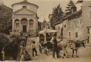 La cascina Morona, sulla destra, in una vecchia cartolina