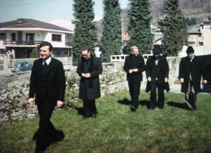 Don Giulio Greco (primo a sinistra) con mons. Alberti ed altri preti di San Vittore nel 1978 (dall'archivio di don Fabio Baroncini)