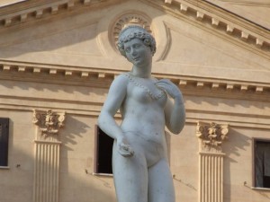 Una statua della “fontana della vergogna” a Palermo