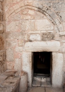 La “porta dell’Umiltà” nella basilica di Betlemme