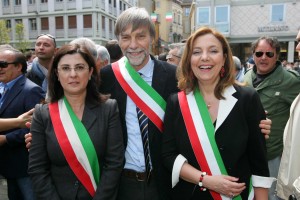 Delrio, allora sindaco di Reggio Emilia, con due sindache della Calabria
