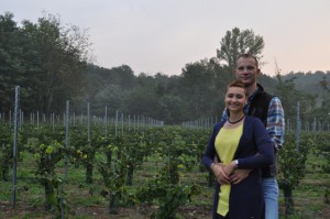 Selene e Valentino davanti al vigneto di Viggiù