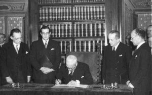 La firma della Costituzione il 27 dicembre 1947