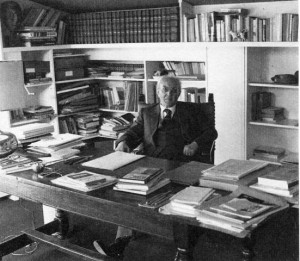 Piero Chiara nel suo studio a Varese