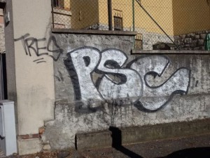 Gli immancabili graffiti sui muri varesini