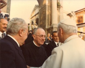 Giovanni Paolo II, Giuseppe Zamberletti e mons. Pasquale Macchi il 2 novembre 1984 all'arco della Prima Cappella