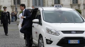 Conte arriva in taxi per incontrare Mattarella (da video.corriere.it)