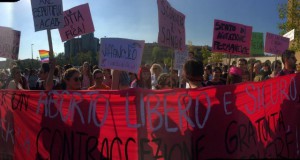 Verona, manifestazione delle donne in favore dell’aborto