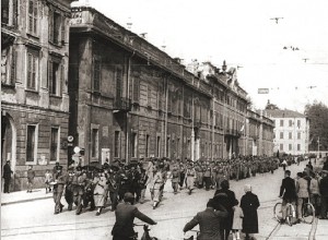 Le forze della Liberazione sfilano a Varese nel 1945