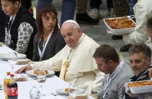 Papa Francesco a pranzo con i poveri in Vaticano
