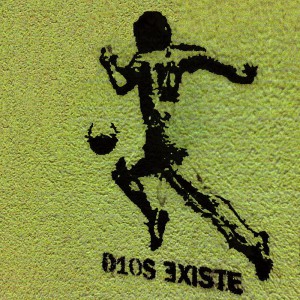 Graffito con il tetragramma "D10s" dedicato a Maradona dai seguaci della Iglesia Maradoniana