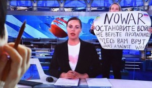 La protesta di Marina Ovsyannikova alla tv russa