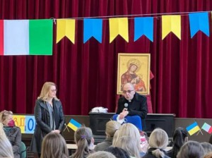 Roma: oltre 100 bambini ucraini in fuga dalla guerra giocano e imparano l’italiano in parrocchia
