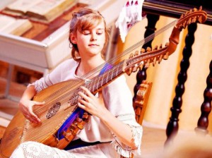 Suonando un tradizionale strumento ucraino a corda