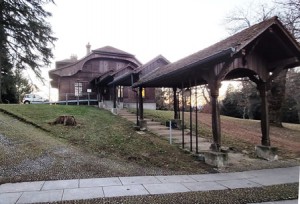 La sede del Centro Geofisico nel parco di Villa Baragiola