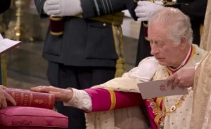 Il giuramento di Carlo III con la mano sulla Bibbia