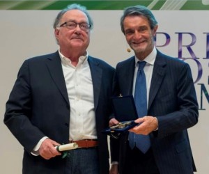 Della porta Raffo mentre riceve il premio Rosa Camuna dal presidente della Regione Lombardia Fontana 