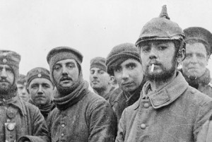 Soldati tedeschi e britannici riuniti durante la tregua di Natale 1914