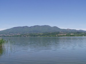 Il Lago di Varese con il massiccio del Campo dei Fiori sullo sfondo