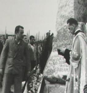 Borgo S.D., 1946. Inaugurazione del monumento alla Resistenza. La benedizione di don Raimondo Viale