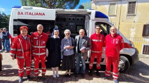 Croce Rossa: tutti insieme per la solidarietà. Al centro Anna Maria Bottelli e Angelo BianchiLa donazione delle ambulanze alla CRI