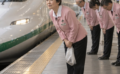 INCHINARSI A UN TRENO